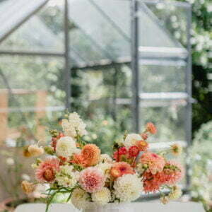 Blumengesteck in der Schale/ Vase